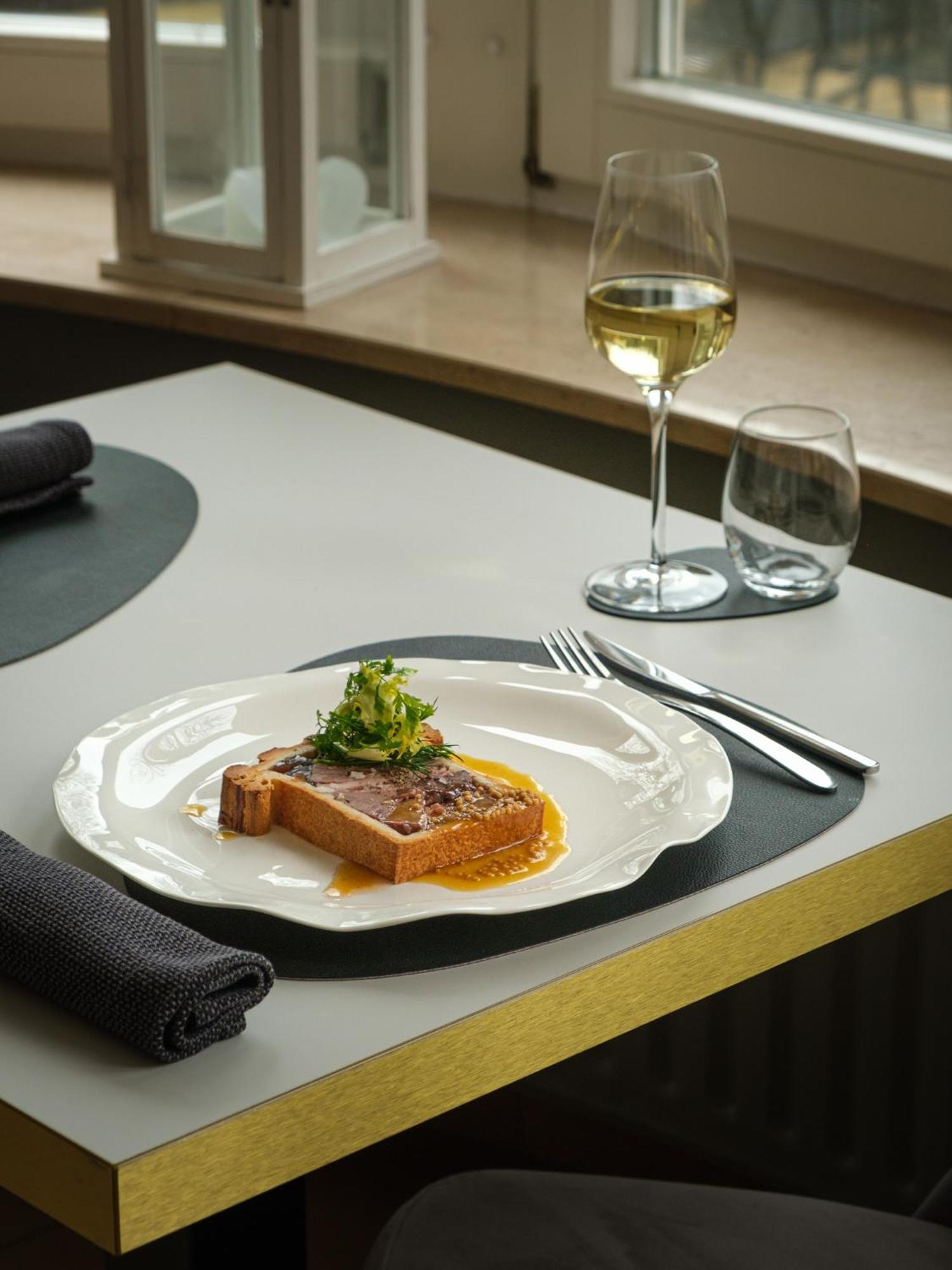 Hotel-Restaurant Beim Schlass ウイルツ エクステリア 写真